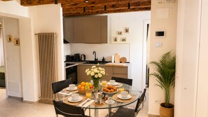 A modern kitchen with a dining area. - Dorsoduro Venice Loft by Venicescape (Venezia)