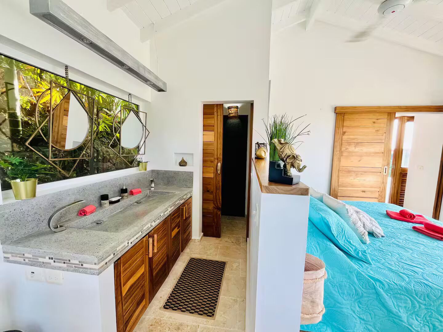 3 habitaciones, tabla de planchar con plancha y ropa de cama 