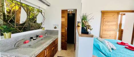 3 habitaciones, tabla de planchar con plancha y ropa de cama