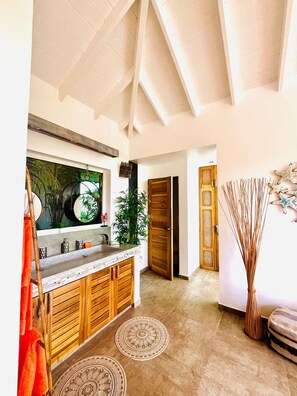 A modern kitchen with a large island, wooden cabinets, and a view of the outdoors. - Villa Atlantide – 3 BR Hillside with Ocean View & Infinity Pool (Las Terrenas)