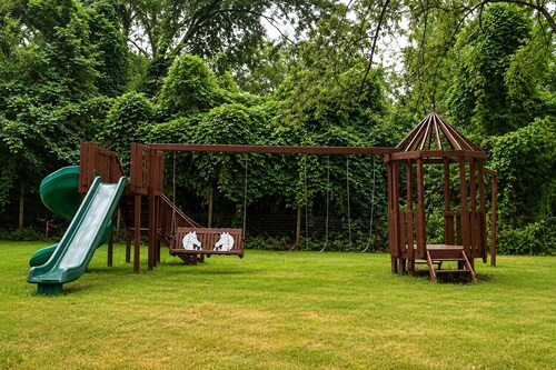 Ken's Backwoods Retreat – Wooded Privacy in the Heart of the City