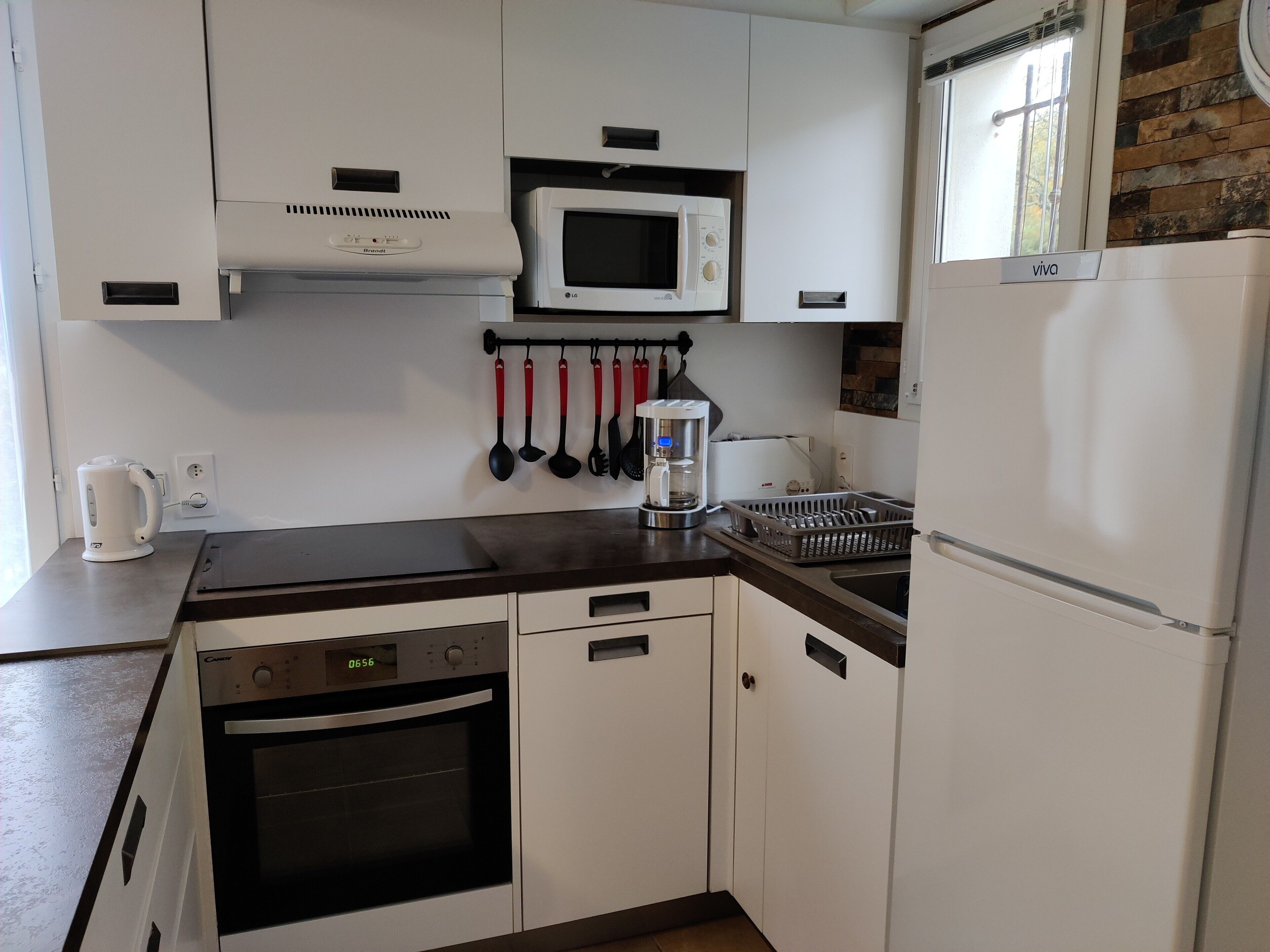 Coffee/tea maker, fridge, microwave, oven