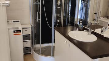 Douche, sèche-cheveux, serviettes fournies