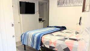 Unclassified image, 4 of 10, button - Room-modern Ensuite Studio Own Entrance (Delta)