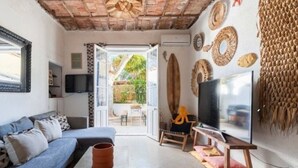 TV, stereo - House in Marseille-Estaque, Sleeps 6, Large Terrace (Marseille)