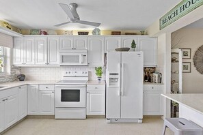 Private kitchen - Two Bedroom Condo with Oceanfront Balcony and Water Views (Highland Beach)