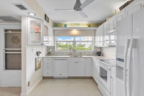 Private kitchen - Two Bedroom Condo with Oceanfront Balcony and Water Views (Highland Beach)