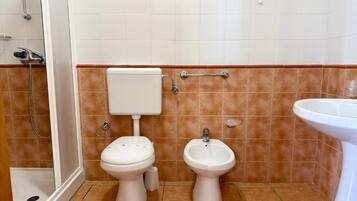 Douche, articles de toilette gratuits, sèche-cheveux