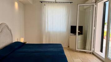 Deluxe Double Room | In-room safe, desk, laptop workspace, WiFi (free)