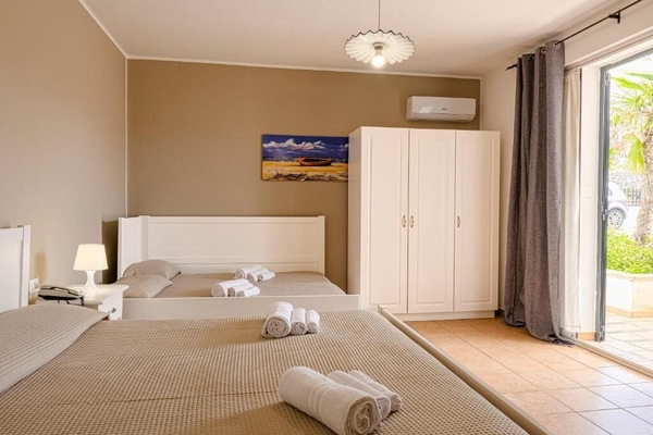 Quadruple Room | In-room safe, desk, laptop workspace, WiFi (free)