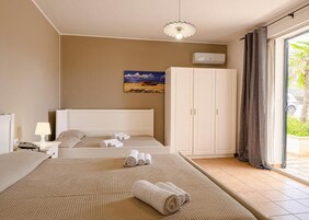 Quadruple Room | In-room safe, desk, laptop workspace, WiFi (free)