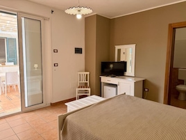 Triple Room | In-room safe, desk, laptop workspace, WiFi (free)
