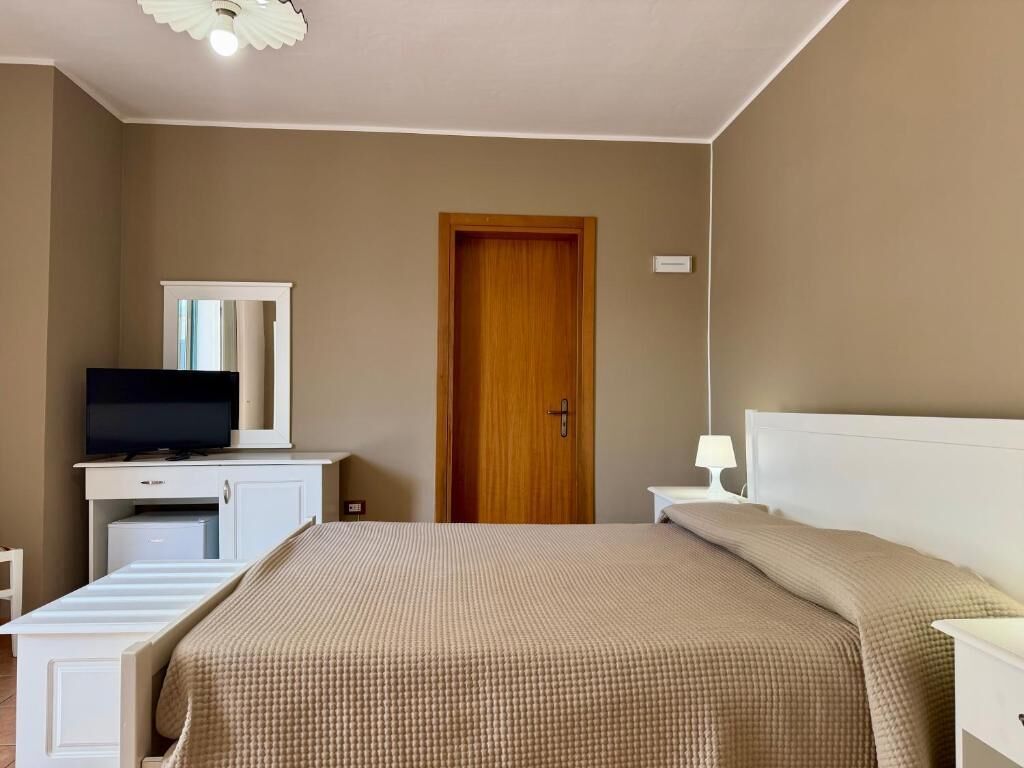 Triple Room | Peti besi dalam bilik, meja, ruang kerja komputer riba, Wi-fi percuma 