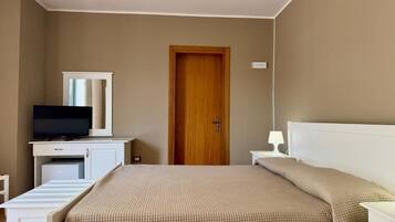 Triple Room | Peti besi dalam bilik, meja, ruang kerja komputer riba, Wi-fi percuma
