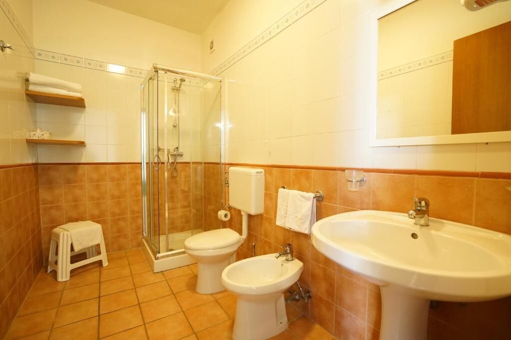 Douche, articles de toilette gratuits, sèche-cheveux