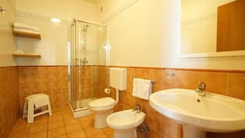 Douche, articles de toilette gratuits, sèche-cheveux