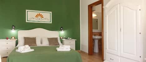 Double Room | In-room safe, desk, laptop workspace, free WiFi