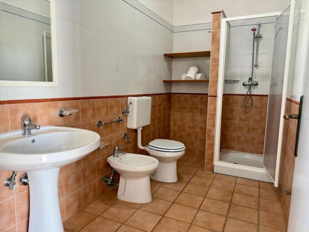 Chambre Double | Salle de bain | Douche, articles de toilette gratuits, sèche-cheveux