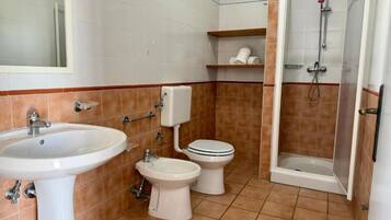 Chambre Double | Salle de bain | Douche, articles de toilette gratuits, sèche-cheveux