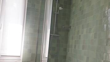 Ducha, secador de pelo, toallas