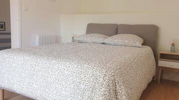 3 habitaciones, tabla de planchar con plancha, wifi y ropa de cama