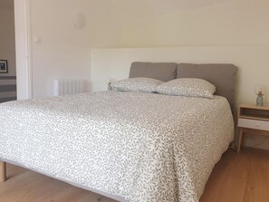3 habitaciones, tabla de planchar con plancha, wifi y ropa de cama 