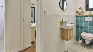 A bathroom with a toilet, sink, and mirror. - Boreal - Maison Saint Gilles Croix de Vie (Saint-Gilles-Croix-de-Vie)