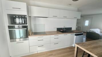 Coffee/tea maker, fridge, microwave, oven