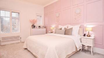 Desk, iron/ironing board, WiFi, bed sheets