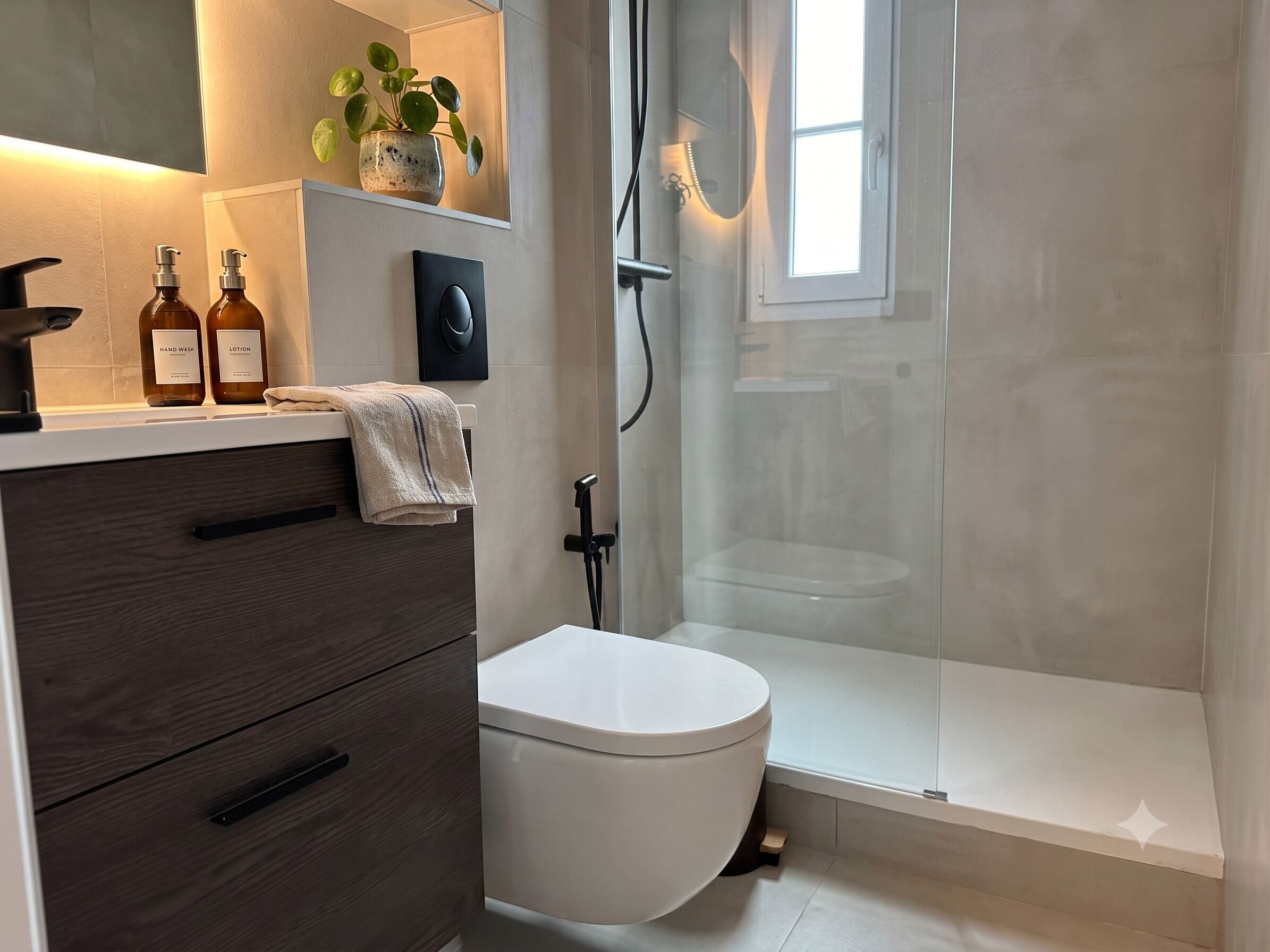 Regadera, amenidades de baño gratuitas, secadora de cabello, toallas 