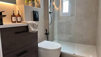 Regadera, amenidades de baño gratuitas, secadora de cabello, toallas