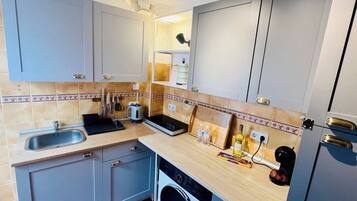 Wasserkocher mit Kaffee-/Teezubehör, Kühlschrank, Mikrowelle, Ofen