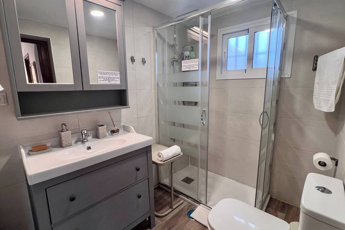 Secadora de cabello, toallas, jabón, papel de baño 