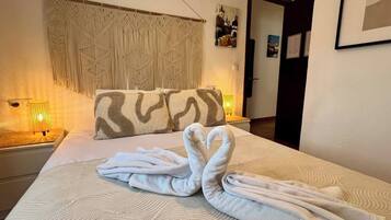 3 bedrooms, desk, iron/ironing board, WiFi