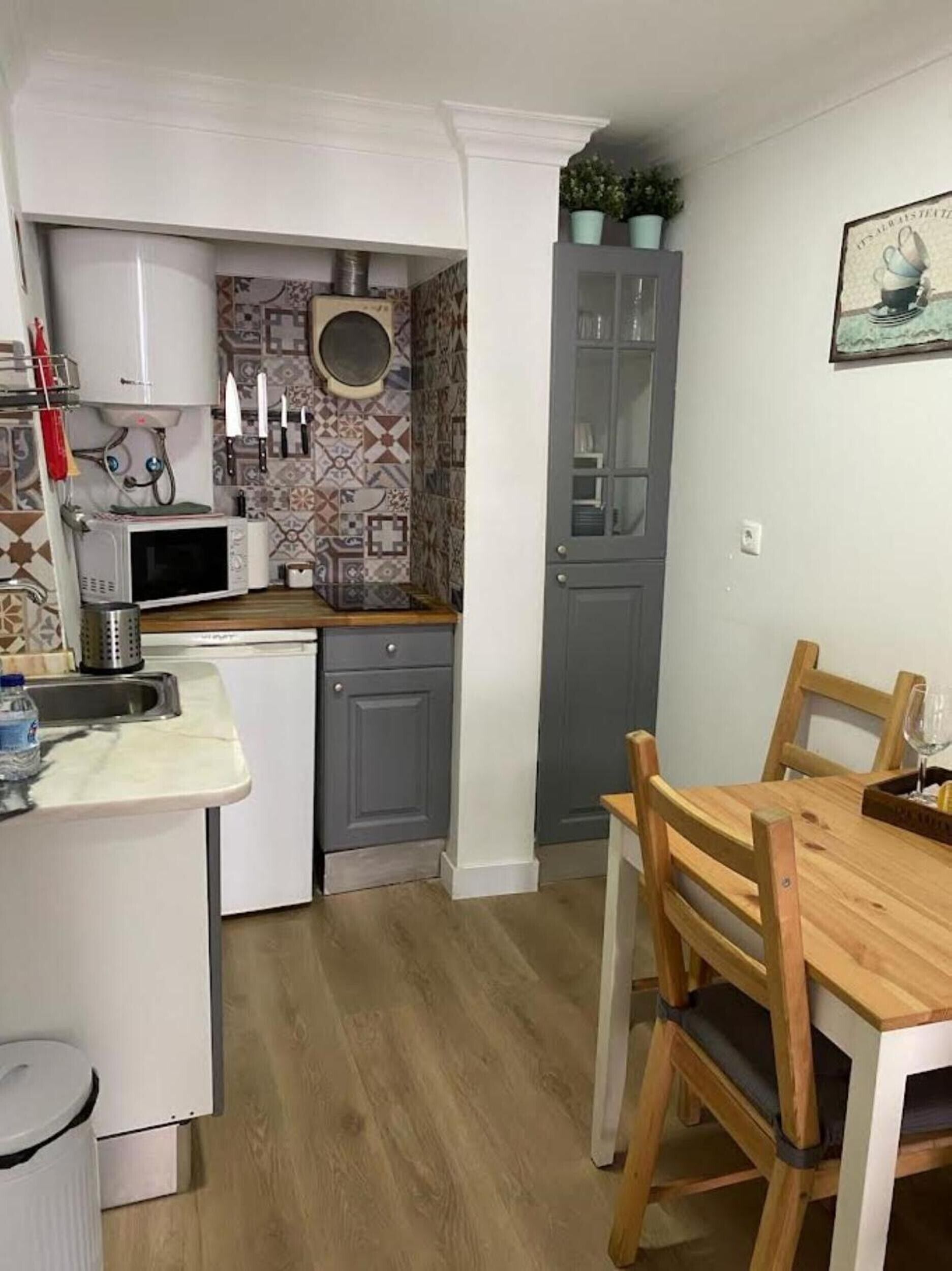 Coffee/tea maker, fridge, microwave, stovetop