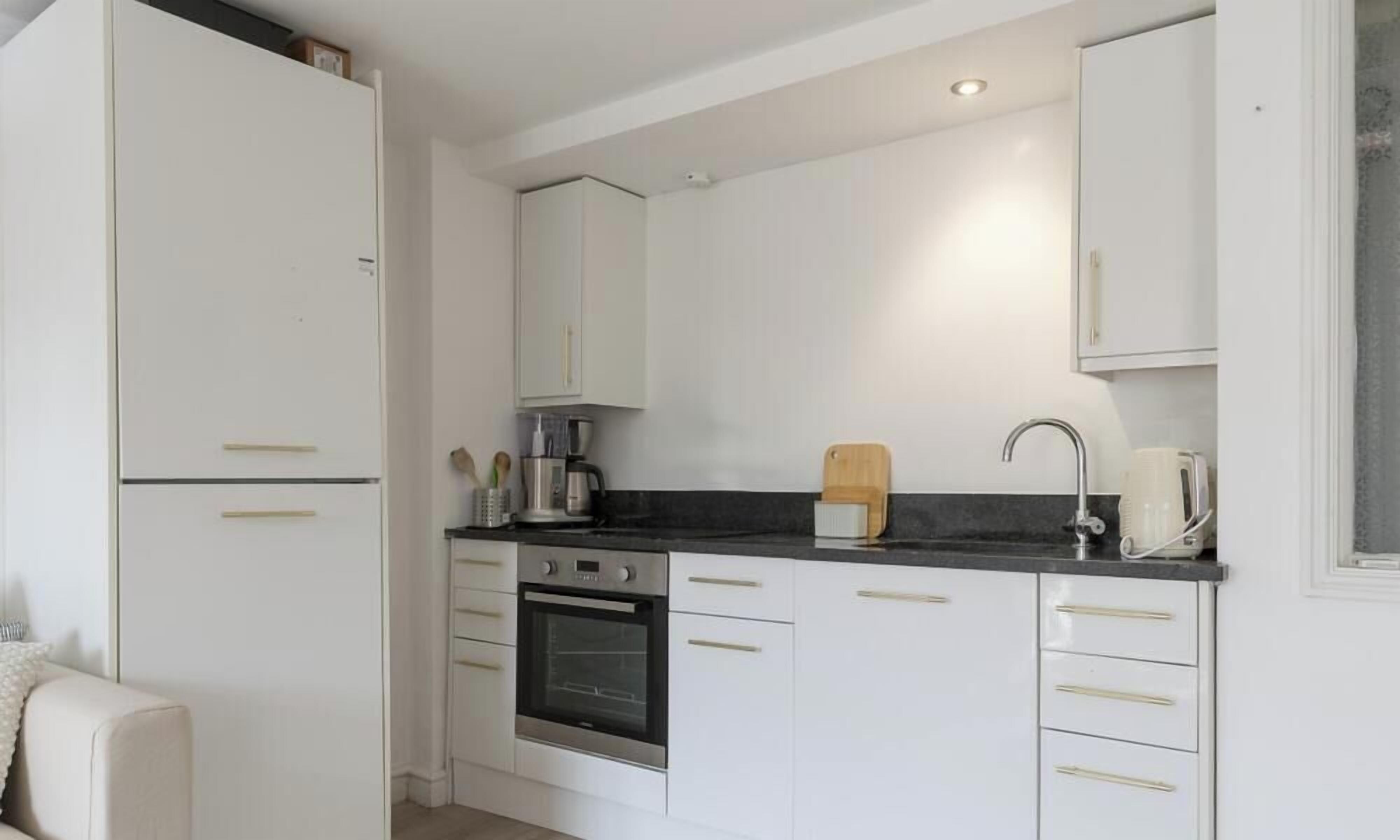 Coffee/tea maker, fridge, oven, stovetop