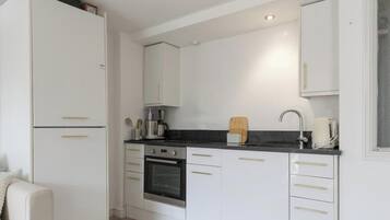 Coffee/tea maker, fridge, oven, stovetop