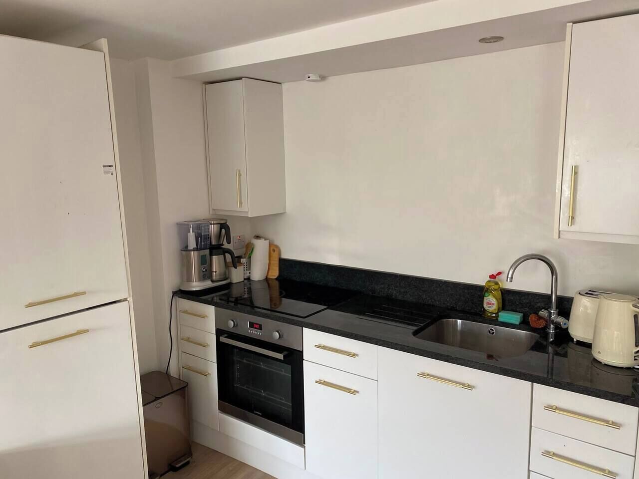 Coffee/tea maker, fridge, oven, stovetop