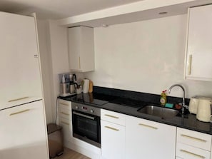 Wasserkocher mit Kaffee-/Teezubehör, Kühlschrank, Ofen, Herdplatte