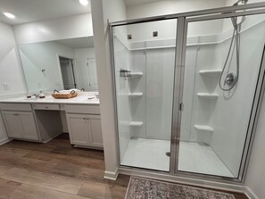 Douche, serviettes fournies, savon, papier toilette