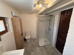 Dusche, Haartrockner, Handtücher