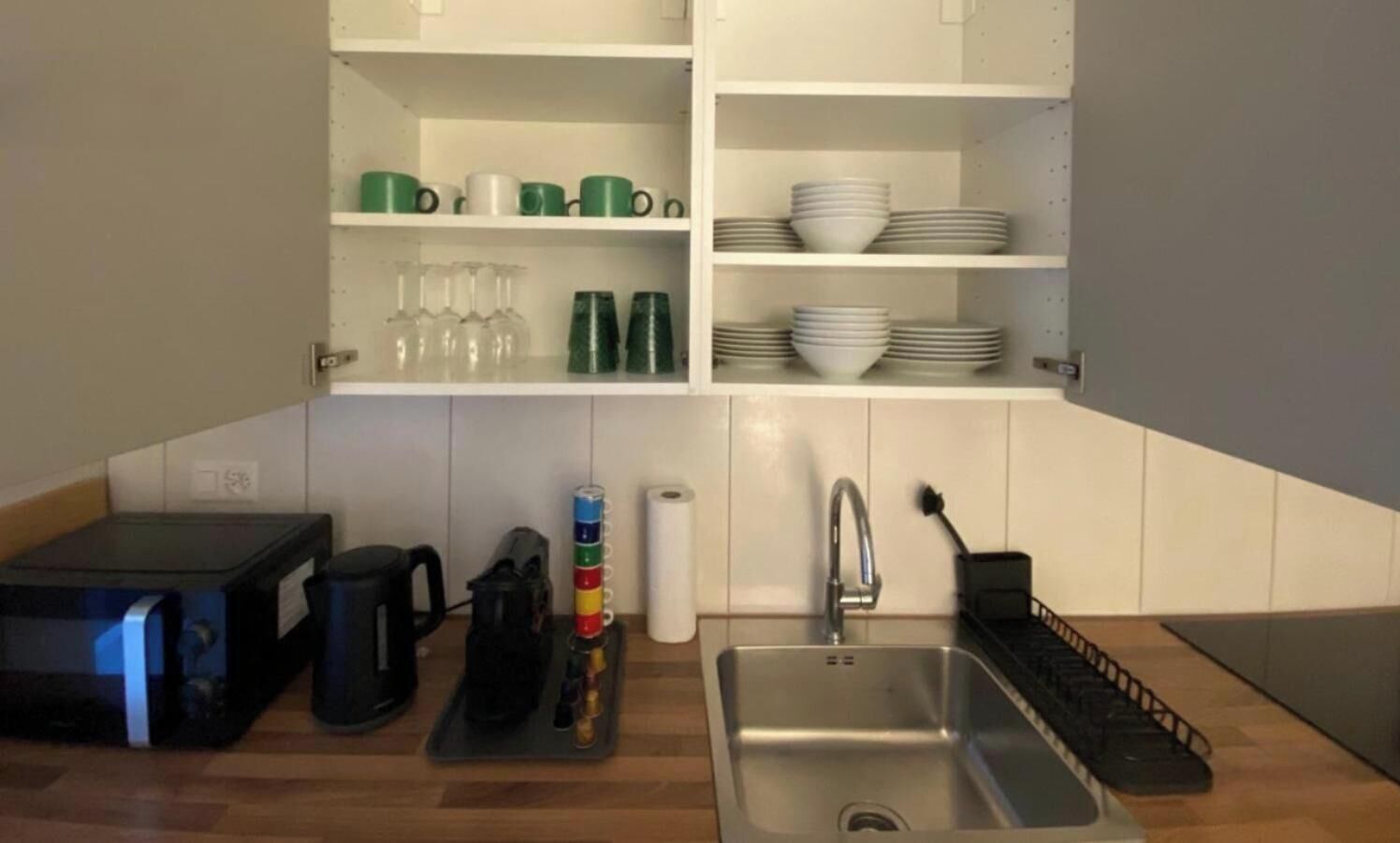 Wasserkocher mit Kaffee-/Teezubehör, Kühlschrank, Mikrowelle, Ofen