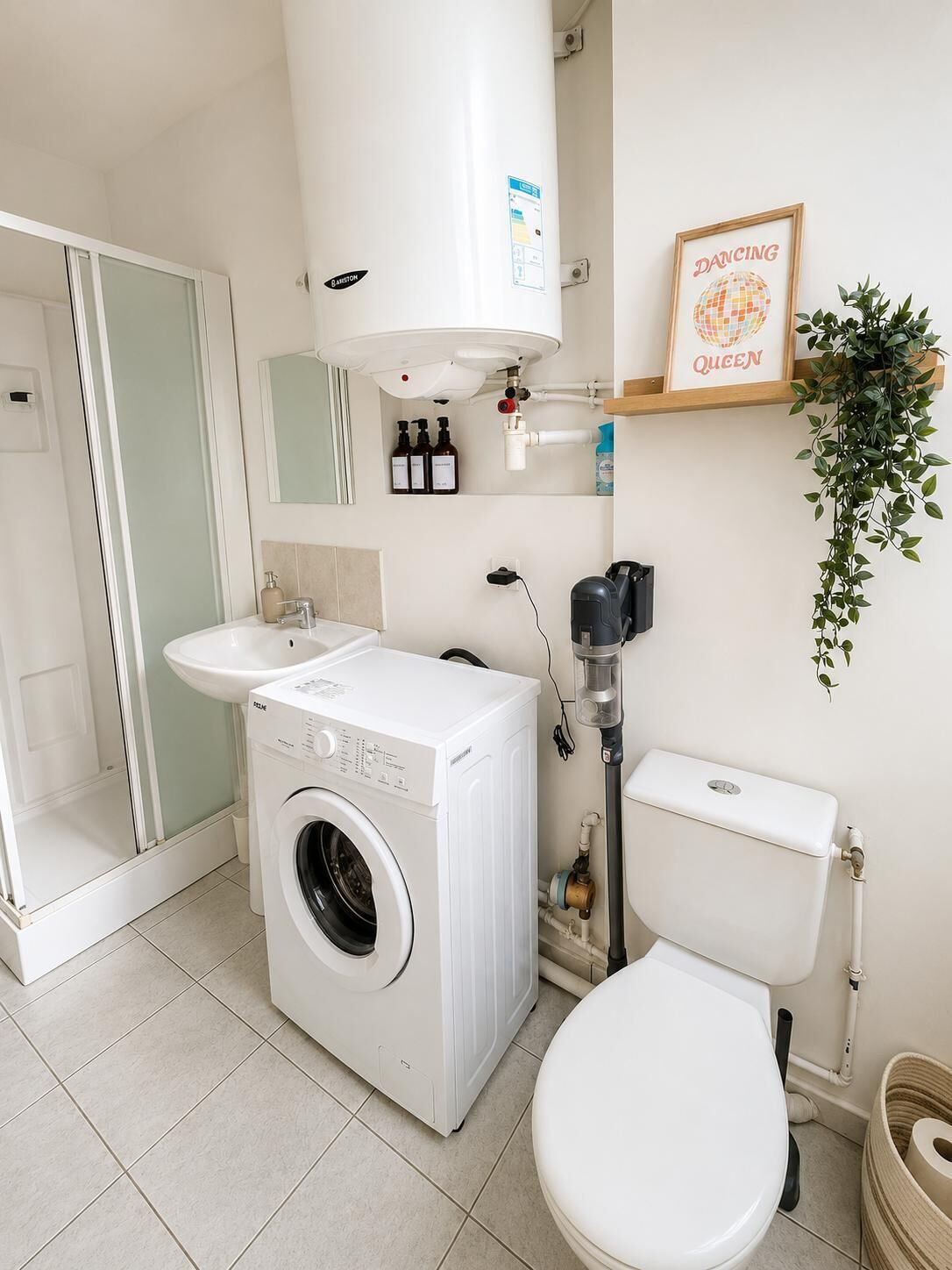 Douche, serviettes fournies, savon, papier toilette