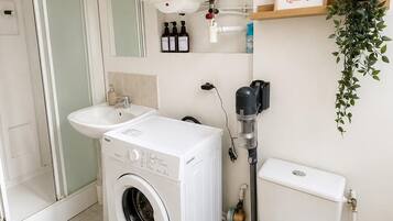 Douche, serviettes fournies, savon, papier toilette