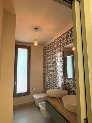 Sèche-cheveux, bidet, serviettes fournies, savon