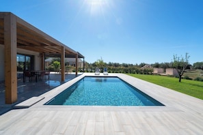 Pool - U Vintarieddu Casa Moresca: a swimming pool and a centuries-old olive grove just three minutes from the sea (Sicilia)