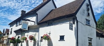 Peaceful double room with en-suite, close to Cambridge and Duxford