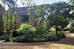 Property grounds - Peaceful double room with en-suite bathroom, close to Cambridge (Fowlmere)