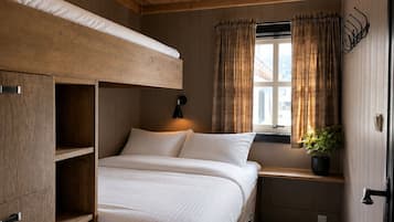 7 bedrooms, WiFi (free), bed sheets