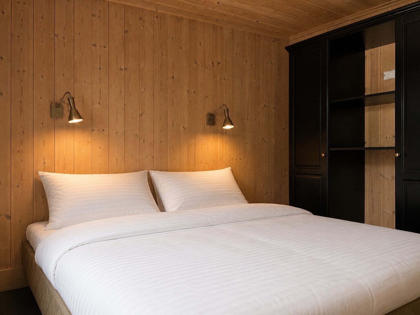 7 bedrooms, WiFi (free), bed sheets